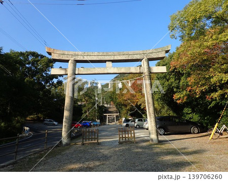 香川県高松市の屋島ドライブウェイの入口近く、屋島南嶺の南側山麓に鎮座している神社である屋島神社 139706260