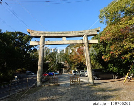 香川県高松市の屋島ドライブウェイの入口近く、屋島南嶺の南側山麓に鎮座している神社である屋島神社 香川県高松市の屋島ドライブウェイの入口近く、屋島南嶺の南側山麓に鎮座している神社である屋島神社 139706261