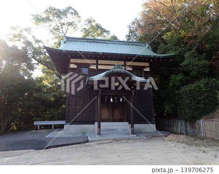香川県高松市の屋島ドライブウェイの入口近く、屋島南嶺の南側山麓に鎮座している神社である屋島神社 139706275