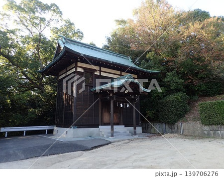 香川県高松市の屋島ドライブウェイの入口近く、屋島南嶺の南側山麓に鎮座している神社である屋島神社 139706276