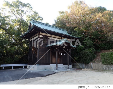 香川県高松市の屋島ドライブウェイの入口近く、屋島南嶺の南側山麓に鎮座している神社である屋島神社 139706277
