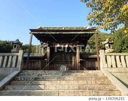 香川県高松市の屋島ドライブウェイの入口近く、屋島南嶺の南側山麓に鎮座している神社である屋島神社 139706281
