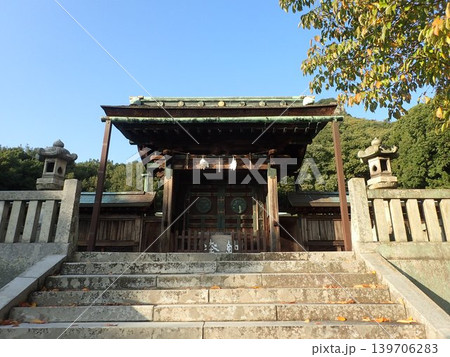 香川県高松市の屋島ドライブウェイの入口近く、屋島南嶺の南側山麓に鎮座している神社である屋島神社 香川県高松市の屋島ドライブウェイの入口近く、屋島南嶺の南側山麓に鎮座している神社である屋島神社 139706283