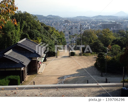 香川県高松市の屋島ドライブウェイの入口近く、屋島南嶺の南側山麓に鎮座している神社である屋島神社 139706296