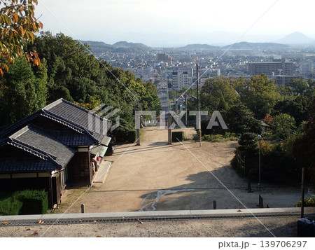 香川県高松市の屋島ドライブウェイの入口近く、屋島南嶺の南側山麓に鎮座している神社である屋島神社 139706297