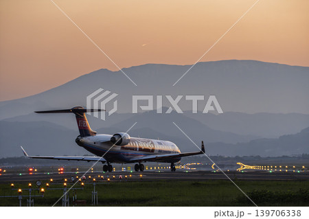 夕暮れの仙台空港 タキシング中の飛行機 宮城県名取市 夕暮れの仙台空港 タキシング中の飛行機 宮城県名取市 139706338