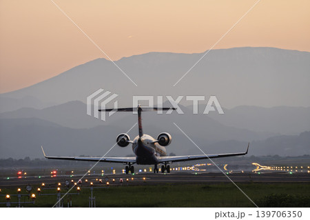 夕暮れの仙台空港 離陸中の飛行機 宮城県名取市 夕暮れの仙台空港 離陸中の飛行機 宮城県名取市 139706350