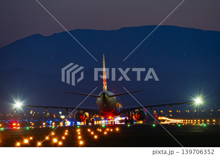 夜の仙台空港 離陸中の飛行機 宮城県名取市 夜の仙台空港 離陸中の飛行機 宮城県名取市 139706352