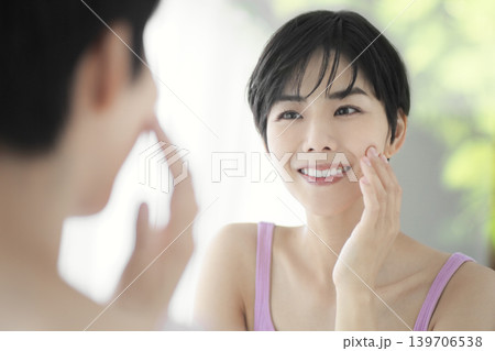 透明感のある肌を目指す女性 美容イメージ 139706538