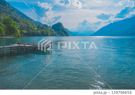 スイスのブリエンツ湖の桟橋 スイスのブリエンツ湖の桟橋 139706658