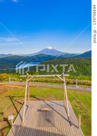 （神奈川県）新緑の大観山展望台・箱根のぶらんこから富士山を望む 139706694