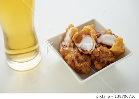 最高の組み合わせビールとタコ唐 139706710
