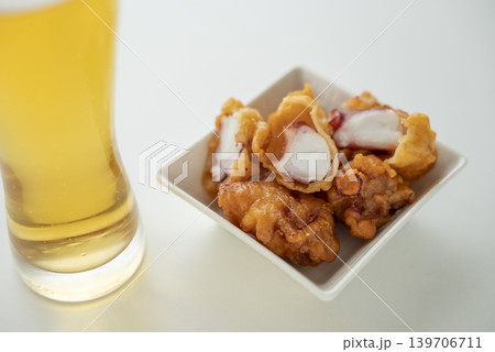 最高の組み合わせビールとタコ唐 139706711