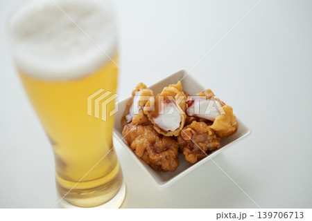 最高の組み合わせビールとタコ唐 139706713