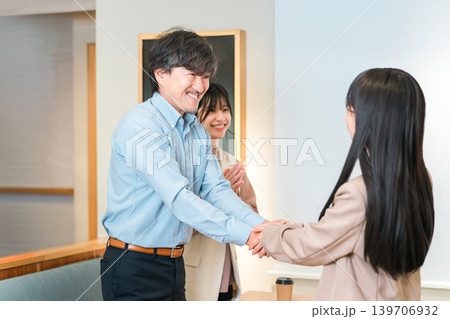 企業のオフィスで握手をして挨拶・自己紹介・契約を結ぶビジネスマン 139706932