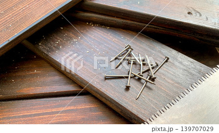 木材とノコギリと釘 木材とノコギリと釘 139707029