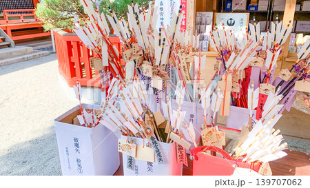 破魔矢が並ぶ神社の風景 139707062