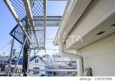 屋根リフォーム後の雨樋と新しいサイディング外壁 屋根リフォーム後の雨樋と新しいサイディング外壁 139707064