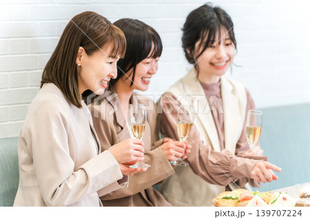 飲食店で食事会,飲み会,女子会をするビジネスウーマン 139707224