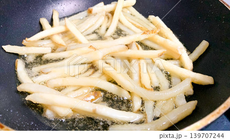 家庭で作るフライドポテト 家庭で作るフライドポテト 139707244