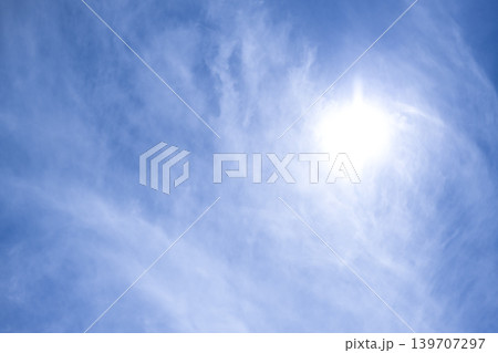 薄曇りの夏空と太陽が広がる空の背景素材 横浜 薄曇りの夏空と太陽が広がる空の背景素材 横浜 139707297