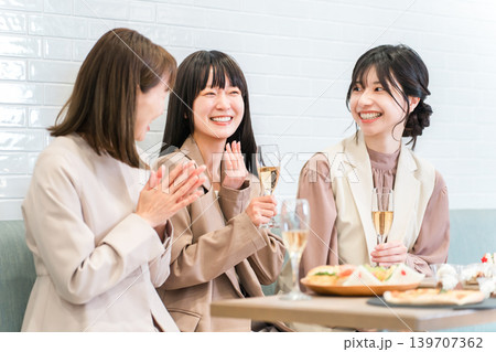 飲食店で食事会,飲み会,女子会をするビジネスウーマン 飲食店で食事会,飲み会,女子会をするビジネスウーマン 139707362