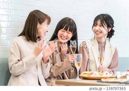 飲食店で食事会,飲み会,女子会をするビジネスウーマン 飲食店で食事会,飲み会,女子会をするビジネスウーマン 139707363