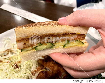 エビかつサンド キュウリとエビカツの断面 エビかつサンド キュウリとエビカツの断面 139707595