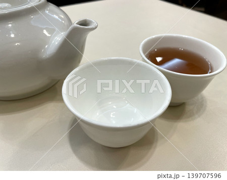 中国茶 白いティーポットと茶碗 中国茶 白いティーポットと茶碗 139707596