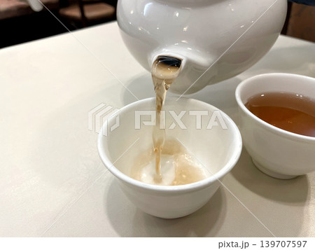 中国茶 白いティーポットと茶碗 139707597