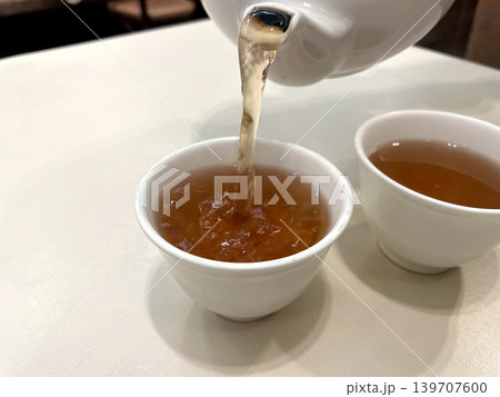 中国茶 白いティーポットと茶碗 139707600