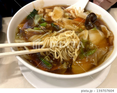 五目あんかけラーメン きくらげ・イカ・白菜入り 五目あんかけラーメン きくらげ・イカ・白菜入り 139707604