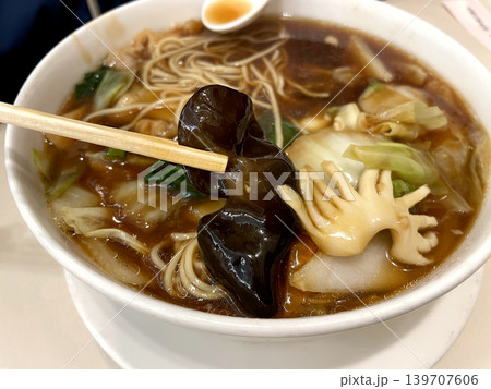 五目あんかけラーメン きくらげ・イカ・白菜入り 五目あんかけラーメン きくらげ・イカ・白菜入り 139707606