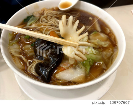五目あんかけラーメン きくらげ・イカ・白菜入り 139707607