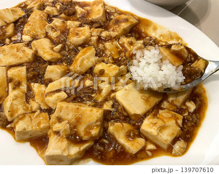 麻婆豆腐 大皿盛り ピリ辛中華 139707610