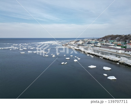 北海道北見市の登呂川河口付近に残る流氷群の空撮 139707711