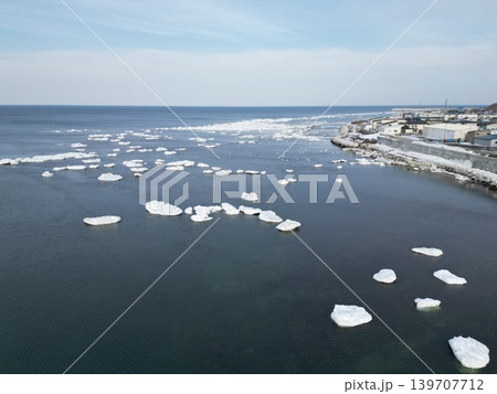 北海道北見市の登呂川河口付近に残る流氷群の空撮 139707712