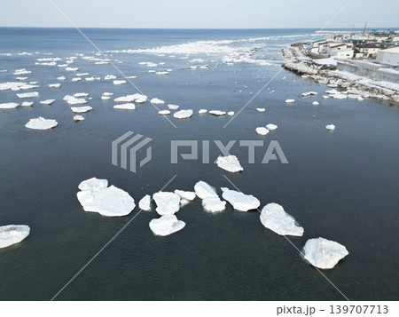 北海道北見市の登呂川河口付近に残る流氷群の空撮 139707713