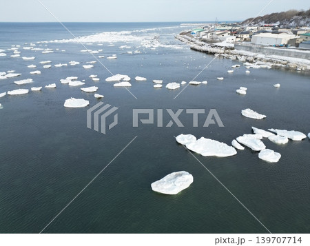 北海道北見市の登呂川河口付近に残る流氷群の空撮 139707714