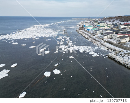 北海道北見市の登呂川河口付近に残る流氷群の空撮 北海道北見市の登呂川河口付近に残る流氷群の空撮 139707718