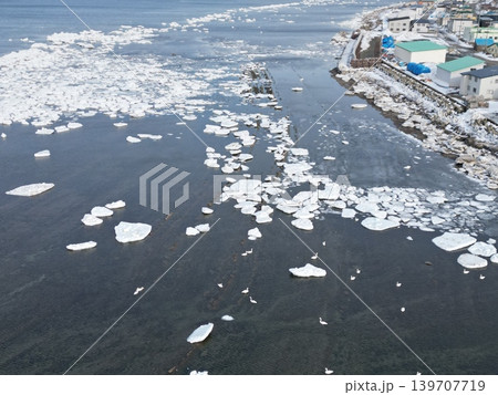 北海道北見市の登呂川河口付近に残る流氷群の空撮 北海道北見市の登呂川河口付近に残る流氷群の空撮 139707719