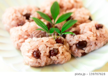 赤飯の俵おむすび 赤飯の俵おむすび 139707828