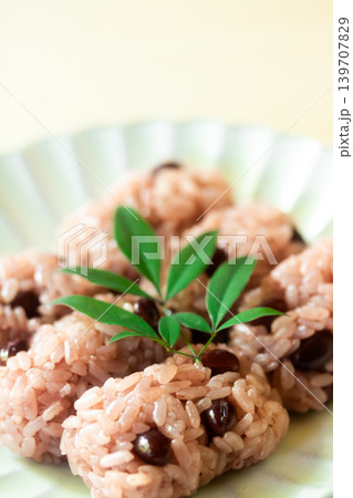 赤飯の俵おむすび 赤飯の俵おむすび 139707829