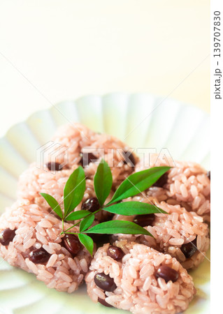 赤飯の俵おむすび 赤飯の俵おむすび 139707830