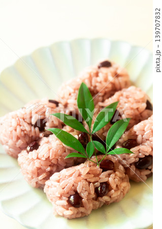 赤飯の俵おむすび 赤飯の俵おむすび 139707832