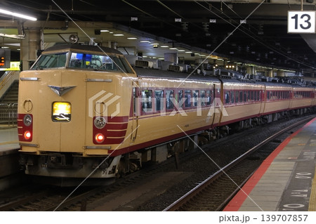 新大阪駅に停車中の特急こうのとり号(183系電車:新大阪⇔福知山-城崎温泉) 新大阪駅に停車中の特急こうのとり号(183系電車:新大阪⇔福知山-城崎温泉) 139707857