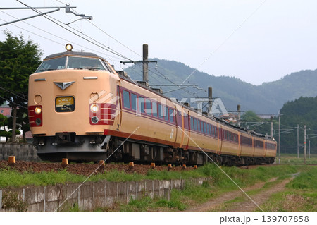 福知山線特急こうのとり号(183系電車:新大阪⇔福知山-城崎温泉) 福知山線特急こうのとり号(183系電車:新大阪⇔福知山-城崎温泉) 139707858