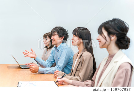 会議室でミーティングをするビジネスマン,男女(面接,商談) 会議室でミーティングをするビジネスマン,男女(面接,商談) 139707957