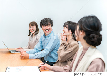 会議室でミーティングをするビジネスマン,男女（面接,商談） 139707958