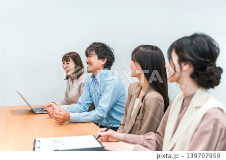 会議室でミーティングをするビジネスマン,男女（面接,商談） 139707959